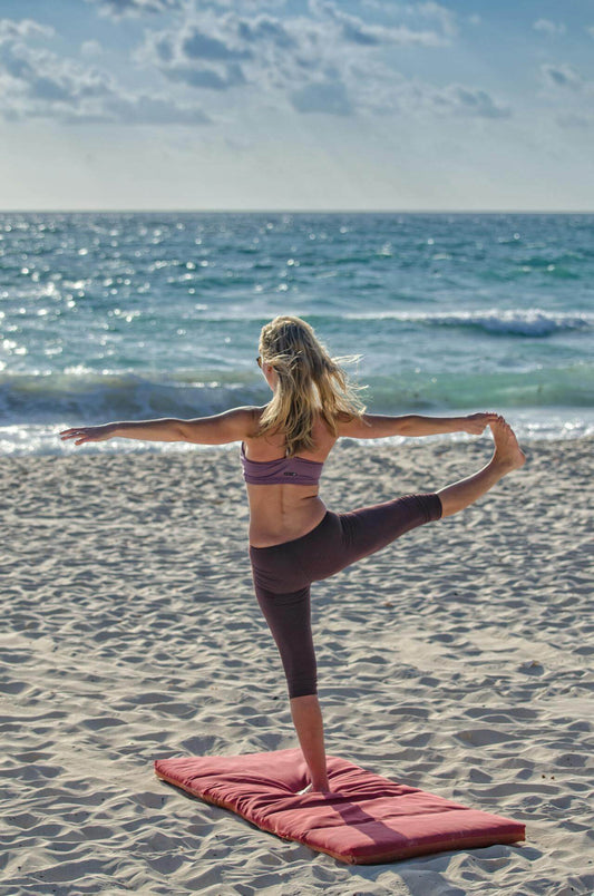 Yoga en Exteriores: Cómo el LotusPad™ Te Ayuda a Mantener el Confort en Cualquier Superficie